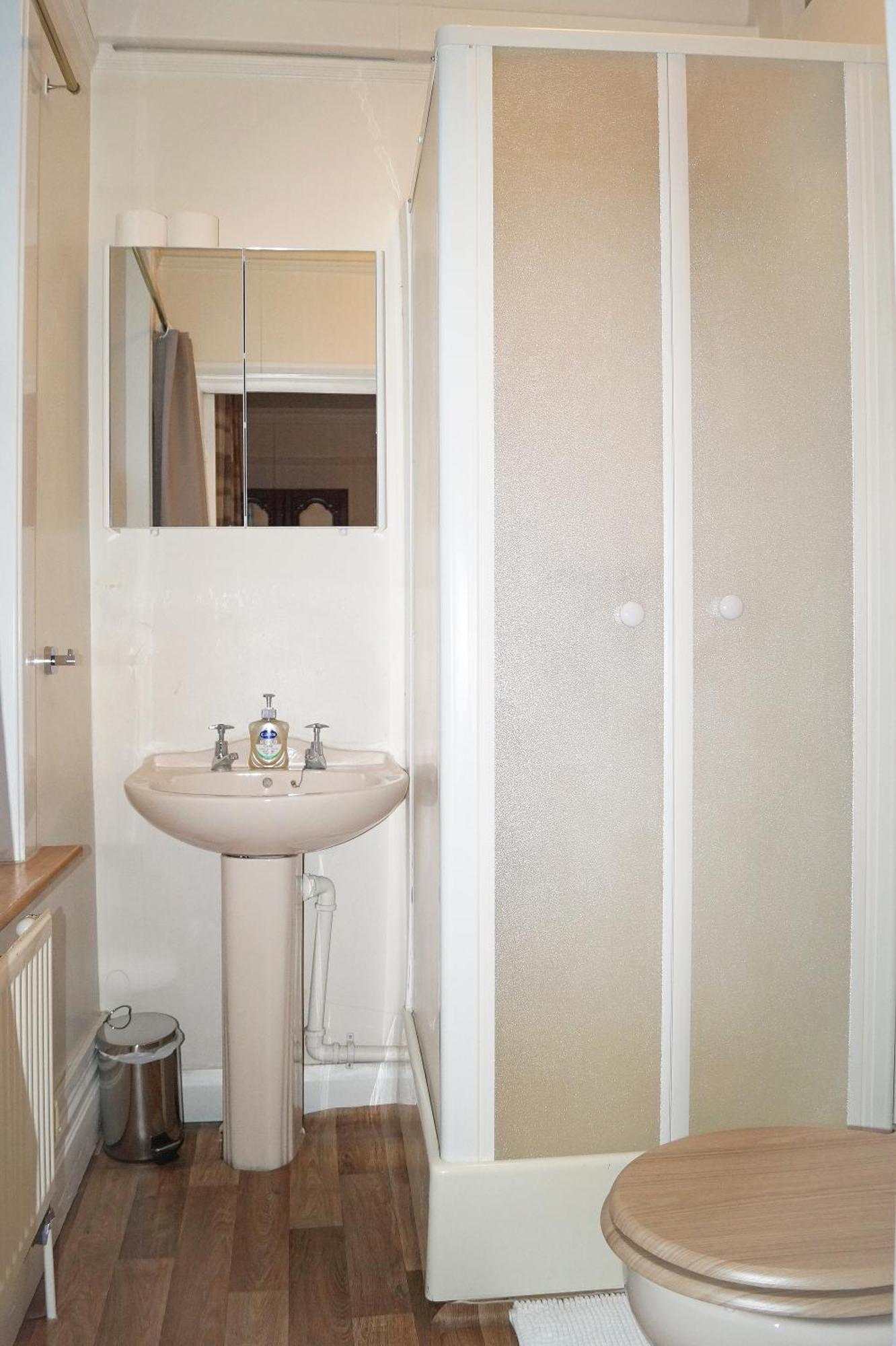 Ricky Road Guest House - Premium Watford  Bilik gambar